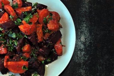 Fırında pancar, kabak ve havuç salatası. Kış sebzelerinin sıcak salatası. Fırında sebzeli sağlıklı vejetaryen salatası. Kabaklı ve havuçlu pancar salatası..