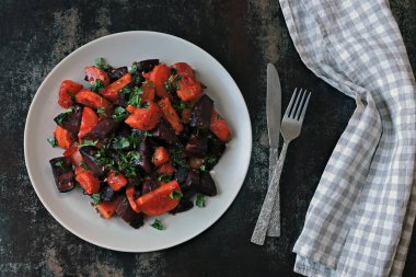 Fırında pancar, kabak ve havuç salatası. Kış sebzelerinin sıcak salatası. Fırında sebzeli sağlıklı vejetaryen salatası. Kabaklı ve havuçlu pancar salatası..