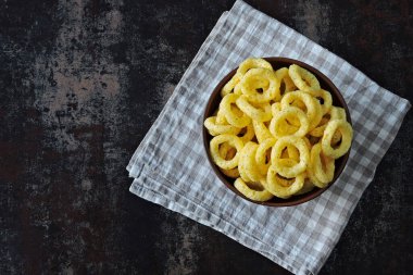 Kavanozda mısır halkaları. Kavanozda soğan halkaları.