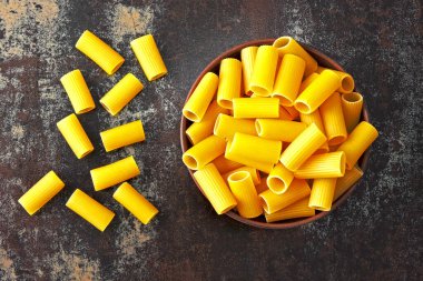 Kavanozda çiğ makarna..