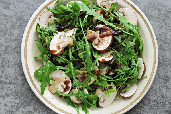 Gezonde Salade Met Rucola Rauwe Champignons Veganistisch Rauw Voedsel Recept — Stockfoto