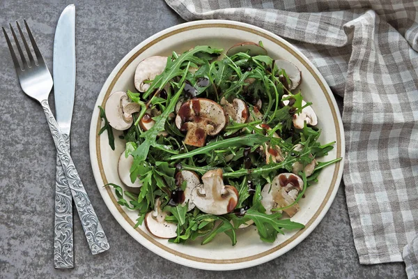Gezonde Salade Met Rucola Rauwe Champignons Veganistisch Rauw Voedsel Recept — Stockfoto
