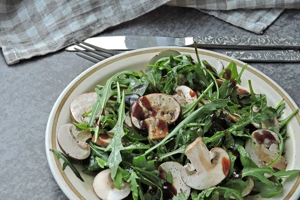 Gezonde Salade Met Rucola Rauwe Champignons Veganistisch Rauw Voedsel Recept — Stockfoto