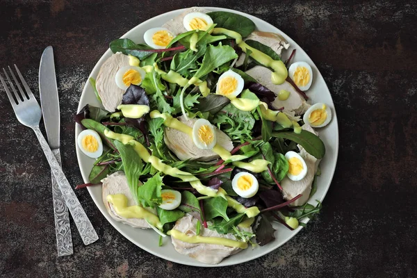 Egészséges Friss Saláta Csirkemellel Salátakeverékkel Fürjtojással Keto Diéta Keto Ebéd — Stock Fotó