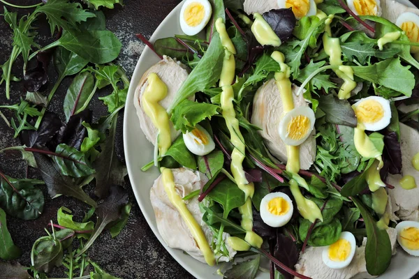 Ensalada Fresca Saludable Con Pechuga Pollo Mezcla Ensalada Huevos Codorniz —  Fotos de Stock