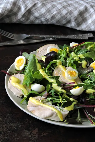 鶏の胸肉と健康的な新鮮なサラダ サラダミックスとウズラの卵 食事だよ KetoランチKetoのレシピアイデア パレオ — ストック写真