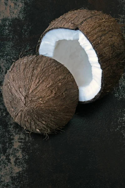 Kokosový Ořech Rozpůlený Tmavě Ošuntělém Povrchu — Stock fotografie