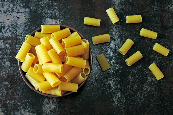 พาสต Rigatoni บในชาม — ภาพถ่ายสต็อก