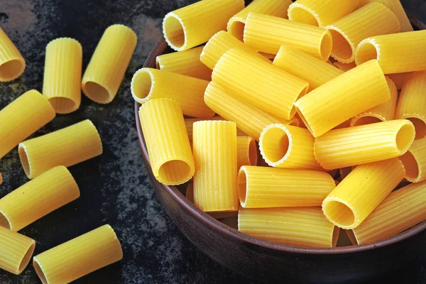 Nyers Rigatoni Tészta Tálban — Stock Fotó