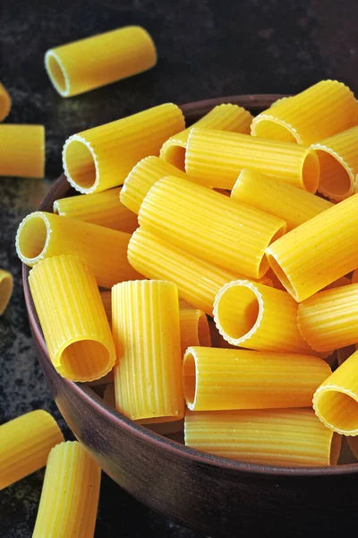 Nyers Rigatoni Tészta Tálban — Stock Fotó