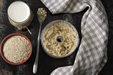 Keto içiyor. Susamlı süt. Susamlı süt pişiriyorum. Vejetaryen sütü.