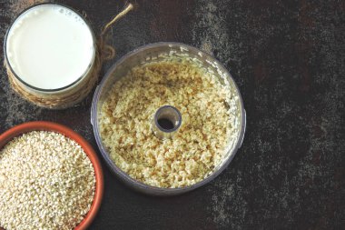 Keto içiyor. Susamlı süt. Susamlı süt pişiriyorum. Vejetaryen sütü.