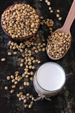 Keto içiyor. Soya sütü ve soya fasulyesi. Keto diyeti. Vejetaryen sütü. Sebze sütü konsepti.