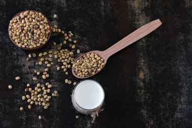 Keto içiyor. Soya sütü ve soya fasulyesi. Keto diyeti. Vejetaryen sütü. Sebze sütü konsepti.