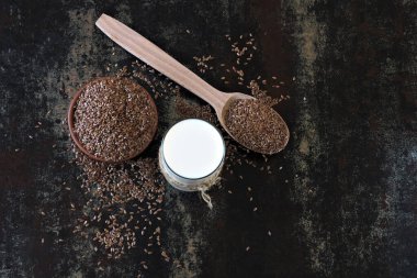 Keten sütü ve keten tohumu. Vejetaryen sütü. Keto diyeti Keto içer..