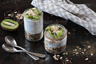 Sağlıklı kahvaltı ya da atıştırmalık. Granola ve kiviyle birlikte beyaz hindistan cevizli yoğurt. Probiyotik. Keto diyeti. Keto kahvaltısı. Keto tatlı..