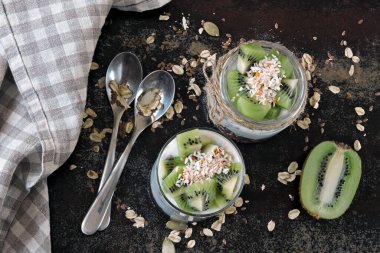 Sağlıklı kahvaltı ya da atıştırmalık. Granola ve kiviyle birlikte beyaz hindistan cevizli yoğurt. Probiyotik. Keto diyeti. Keto kahvaltısı. Keto tatlı..