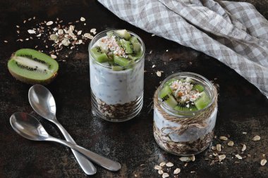 Sağlıklı kahvaltı ya da atıştırmalık. Granola ve kiviyle birlikte beyaz hindistan cevizli yoğurt. Probiyotik. Keto diyeti. Keto kahvaltısı. Keto tatlı..