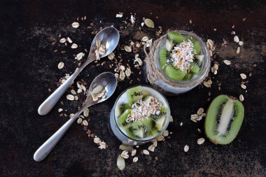 Sağlıklı kahvaltı ya da atıştırmalık. Granola ve kiviyle birlikte beyaz hindistan cevizli yoğurt. Probiyotik. Keto diyeti. Keto kahvaltısı. Keto tatlı..