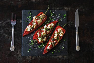 Peynir ve zeytin ile doldurulmuş Kapi kırmızı biberi. Keto diyeti. Renkli ve sağlıklı vejetaryen öğle veya akşam yemeği.