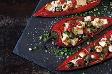 Peynir ve zeytin ile doldurulmuş Kapi kırmızı biberi. Keto diyeti. Renkli ve sağlıklı vejetaryen öğle veya akşam yemeği.