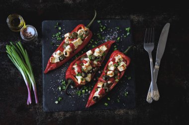 Peynir ve zeytin ile doldurulmuş Kapi kırmızı biberi. Keto diyeti. Renkli ve sağlıklı vejetaryen öğle veya akşam yemeği.