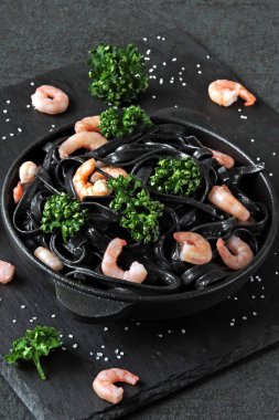 Karidesli siyah makarna. Siyah yemek. Yemek trendi. Vejetaryen yemeği..