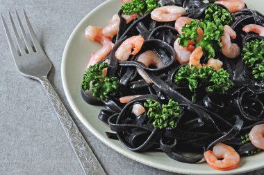 Karidesli siyah makarna. Siyah yemek. Yemek trendi. Vejetaryen yemeği..