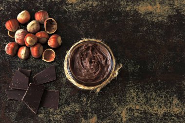 Çikolatalı fındık ezmesi, fındık ezmesi ve koyu çikolata. Doğal çikolata fındık ezmesi konsepti. Enerji gıdası. Çevre yiyecekleri.