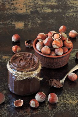 Çikolatalı fındık ezmesi, fındık ezmesi ve koyu çikolata. Doğal çikolata fındık ezmesi konsepti. Enerji gıdası. Çevre yiyecekleri.