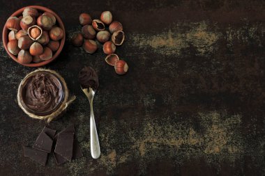 Çikolatalı fındık ezmesi, fındık ezmesi ve koyu çikolata. Doğal çikolata fındık ezmesi konsepti. Enerji gıdası. Çevre yiyecekleri.