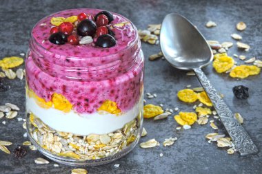 Böğürtlenli yoğurt, gevrek ve böğürtlen. Sağlıklı meyve suyu ve yoğurt dolu kavanozlar. Mor Smoothie Keto kahvaltısı ya da tatlı. Keto diyeti.