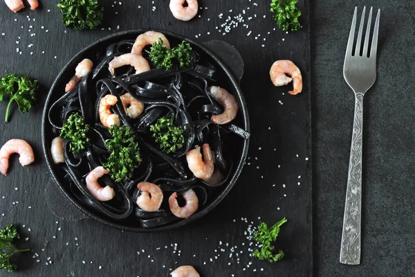 Black Pasta Shrimps Black Food Food Trend Vegetarian Lunch — Stock Photo, Image