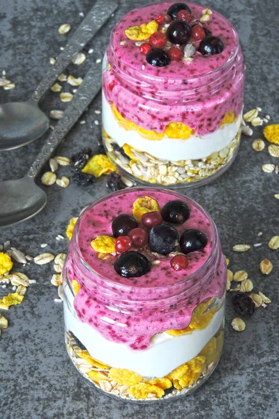 Yogurt Bacche Con Muesli Fiocchi Bacche Vasi Con Frullati Lucenti — Foto Stock