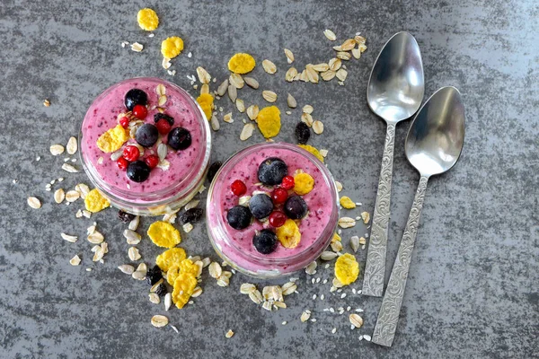 加麦片和浆果的浆果酸奶 有健康明亮光滑和酸奶的罐子 紫色软糖早餐或甜点 Keto饮食 — 图库照片