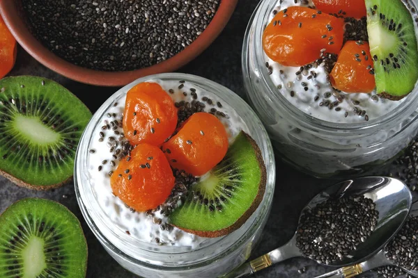 酸奶加奇亚 奇维和昆古 加水果的白酸奶 健康早餐 健康食品 Keto饮食 — 图库照片