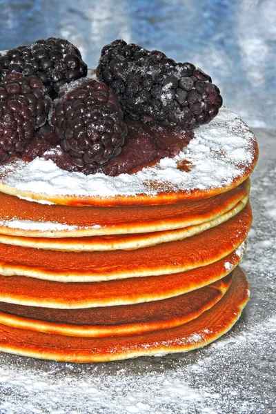 Amerikanische Pfannkuchen Mit Brombeeren Und Marmelade — Stockfoto