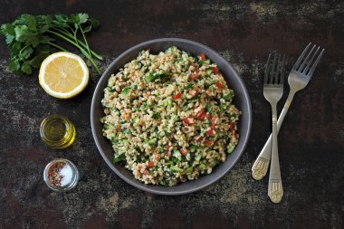 Kâse içinde Arap salatası tabağı. Orta Doğu mutfağı. Bulgur, maydanoz ve sebzeli sağlıklı salata. Bulgur 'lu vejetaryen salatası. Tabouli salatası.