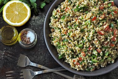 Kâse içinde Arap salatası tabağı. Orta Doğu mutfağı. Bulgur, maydanoz ve sebzeli sağlıklı salata. Bulgur 'lu vejetaryen salatası. Tabouli salatası.