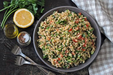 Kâse içinde Arap salatası tabağı. Orta Doğu mutfağı. Bulgur, maydanoz ve sebzeli sağlıklı salata. Bulgur 'lu vejetaryen salatası. Tabouli salatası.