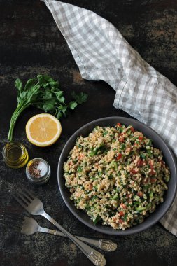 Kâse içinde Arap salatası tabağı. Orta Doğu mutfağı. Bulgur, maydanoz ve sebzeli sağlıklı salata. Bulgur 'lu vejetaryen salatası. Tabouli salatası.