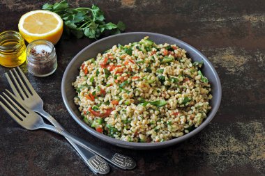Kâse içinde Arap salatası tabağı. Orta Doğu mutfağı. Bulgur, maydanoz ve sebzeli sağlıklı salata. Bulgur 'lu vejetaryen salatası. Tabouli salatası.