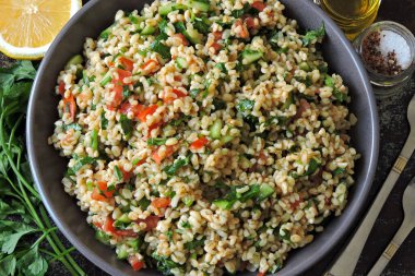 Kâse içinde Arap salatası tabağı. Orta Doğu mutfağı. Bulgur, maydanoz ve sebzeli sağlıklı salata. Bulgur 'lu vejetaryen salatası. Tabouli salatası.