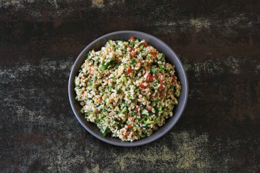Kâse içinde Arap salatası tabağı. Orta Doğu mutfağı. Bulgur, maydanoz ve sebzeli sağlıklı salata. Bulgur 'lu vejetaryen salatası. Tabouli salatası.