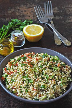 Kâse içinde Arap salatası tabağı. Orta Doğu mutfağı. Bulgur, maydanoz ve sebzeli sağlıklı salata. Bulgur 'lu vejetaryen salatası. Tabouli salatası.