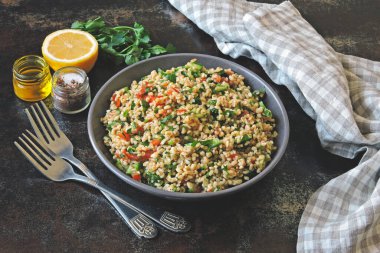 Kâse içinde Arap salatası tabağı. Orta Doğu mutfağı. Bulgur, maydanoz ve sebzeli sağlıklı salata. Bulgur 'lu vejetaryen salatası. Tabouli salatası.