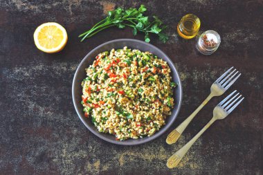 Kâse içinde Arap salatası tabağı. Orta Doğu mutfağı. Bulgur, maydanoz ve sebzeli sağlıklı salata. Bulgur 'lu vejetaryen salatası. Tabouli salatası.