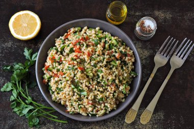 Kâse içinde Arap salatası tabağı. Orta Doğu mutfağı. Bulgur, maydanoz ve sebzeli sağlıklı salata. Bulgur 'lu vejetaryen salatası. Tabouli salatası.