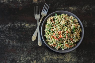 Kâse içinde Arap salatası tabağı. Orta Doğu mutfağı. Bulgur, maydanoz ve sebzeli sağlıklı salata. Bulgur 'lu vejetaryen salatası. Tabouli salatası.