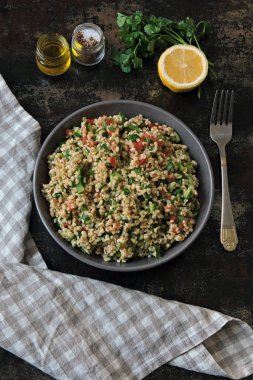 Kâse içinde Arap salatası tabağı. Orta Doğu mutfağı. Bulgur, maydanoz ve sebzeli sağlıklı salata. Bulgur 'lu vejetaryen salatası. Tabouli salatası.